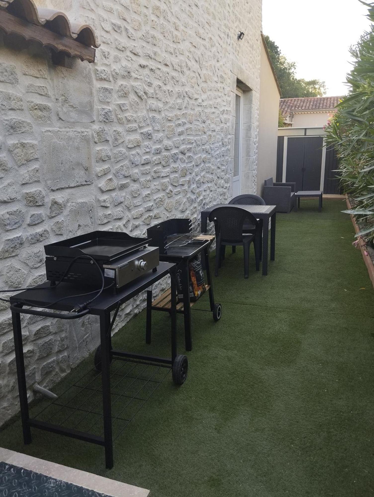Bienvenue Au Pied Des Alpilles Leilighet Saint-Étienne-du-Grès Eksteriør bilde